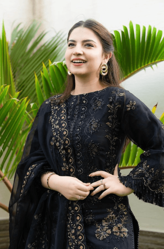 How to Choose the Perfect Lawn Suit for Women - BlueFery