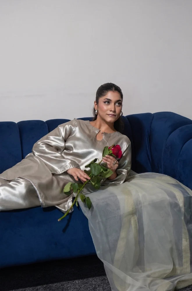 3PC ready to wear suit in raw silk, featuring a Farsi shalwar, lace details and a four-side lace dupatta